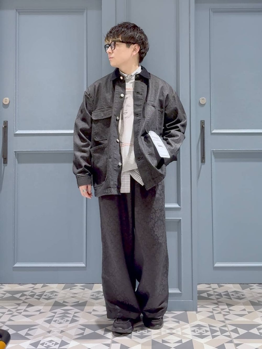 ブラック系のローファー、ブラック系のブルゾン、ホワイト系のシャツ/ブラウスを着用したメンズの冬コーディネートの4枚目の写真