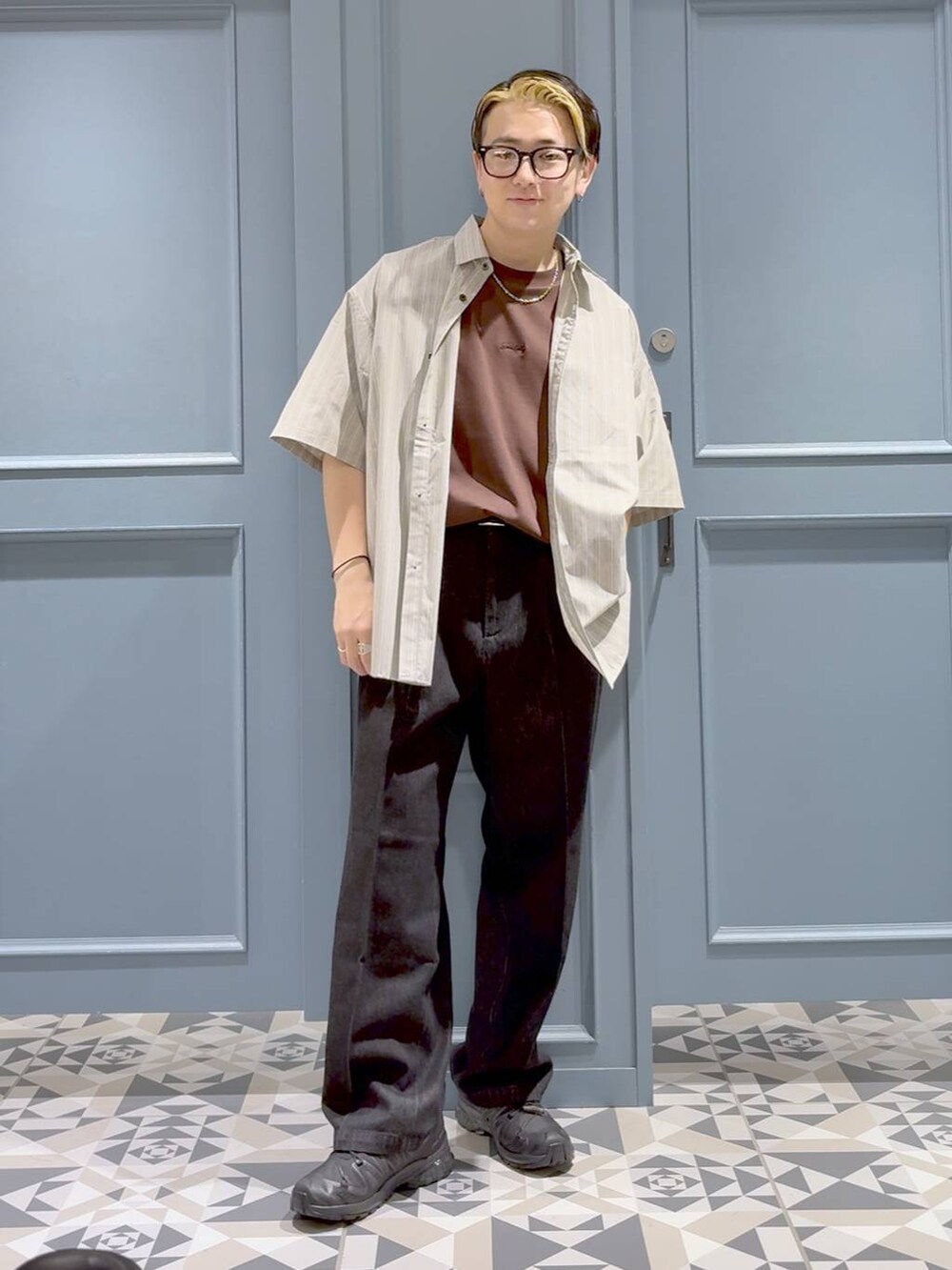 「ゆったり、カジュアル、低身長、休日コーデ、デート/ロマンティック、骨格ストレート、ミリタリー、トラッド、スポーティ、ストリート、RAGEBLUE、ストライプシャツ、Tシャツ、デニムパンツ、スニーカー」｜「SALOMONの【SALOMON/サロモン】XA PRO 3D V9G/スニーカー（スニーカー、ブラック系）」を使った、はいねさん（メンズ・165cm）の夏コーディネートの4枚目の写真