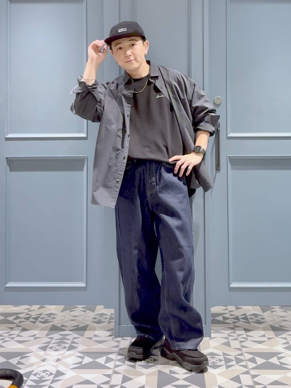 ブラック系のローファー、ブルー系のデニムパンツ、ブラック系のシャツ/ブラウスを着用したメンズの秋コーディネートの4枚目の写真