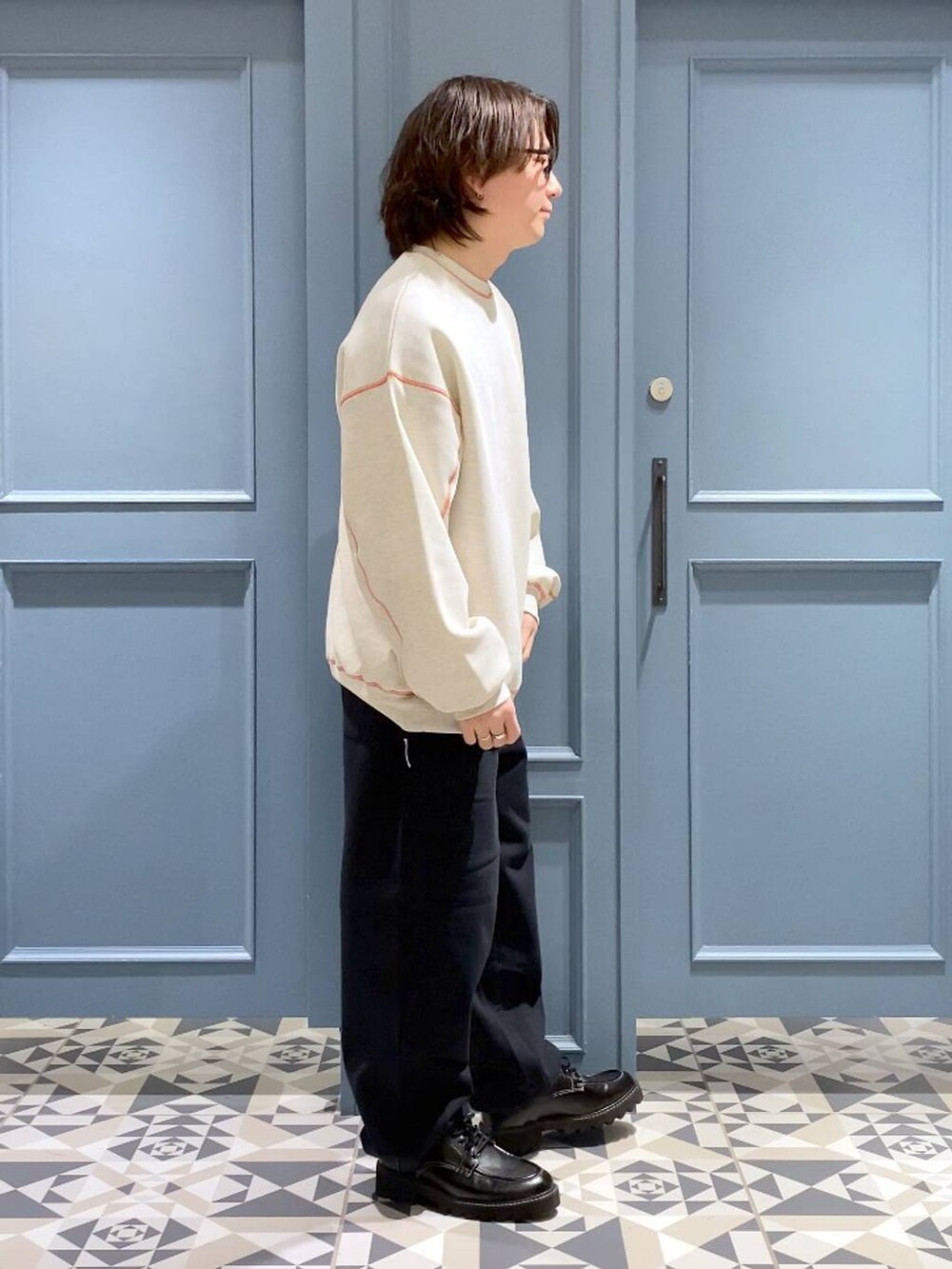 ブラック系のドレスシューズ、その他のスウェット、ブラック系のスウェットパンツを着用したメンズの冬コーディネートの2枚目の写真