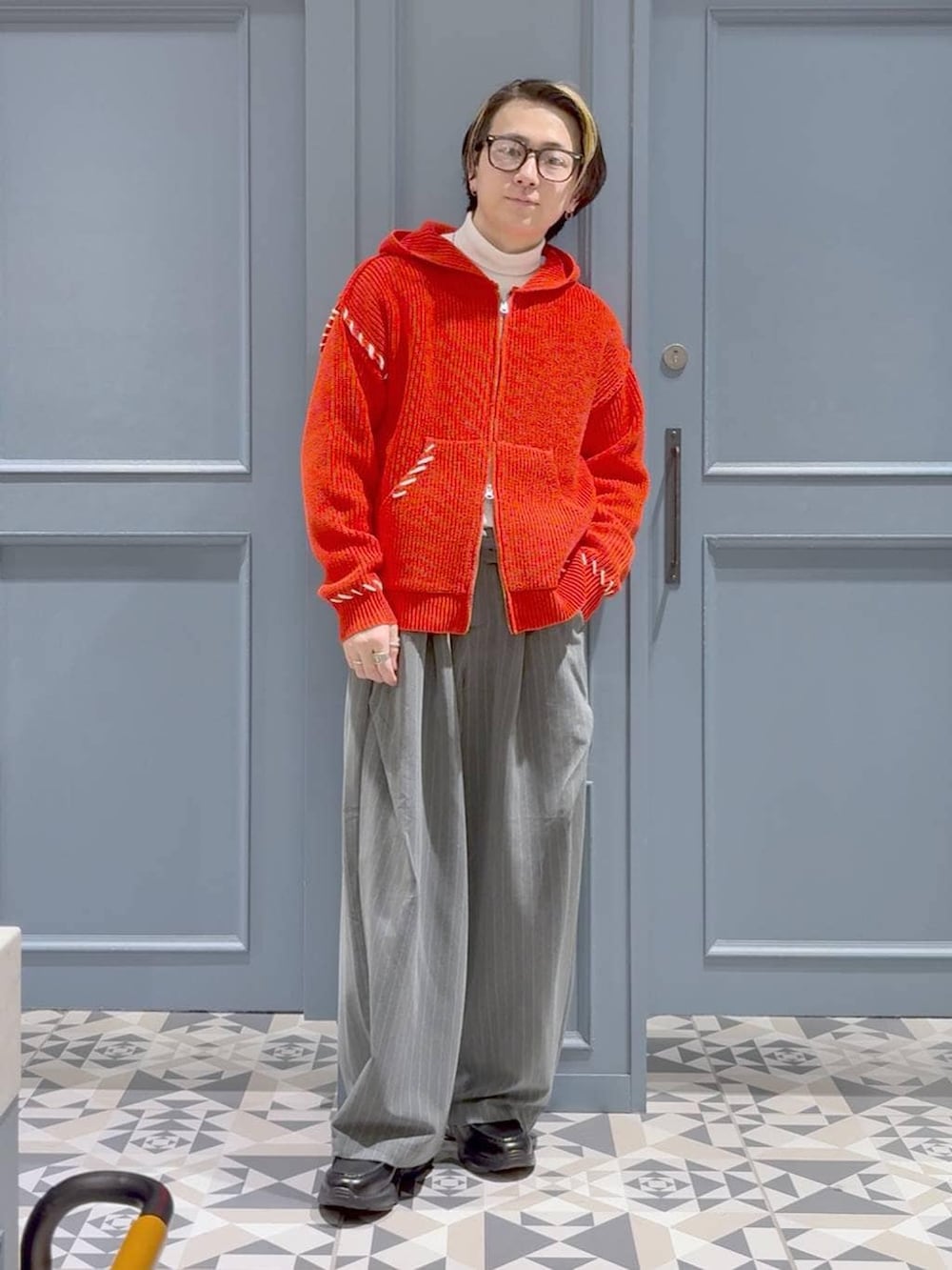 ブラック系のローファー、ホワイト系のTシャツ/カットソー、レッド系のニット/セーターを着用したメンズの冬コーディネートの4枚目の写真