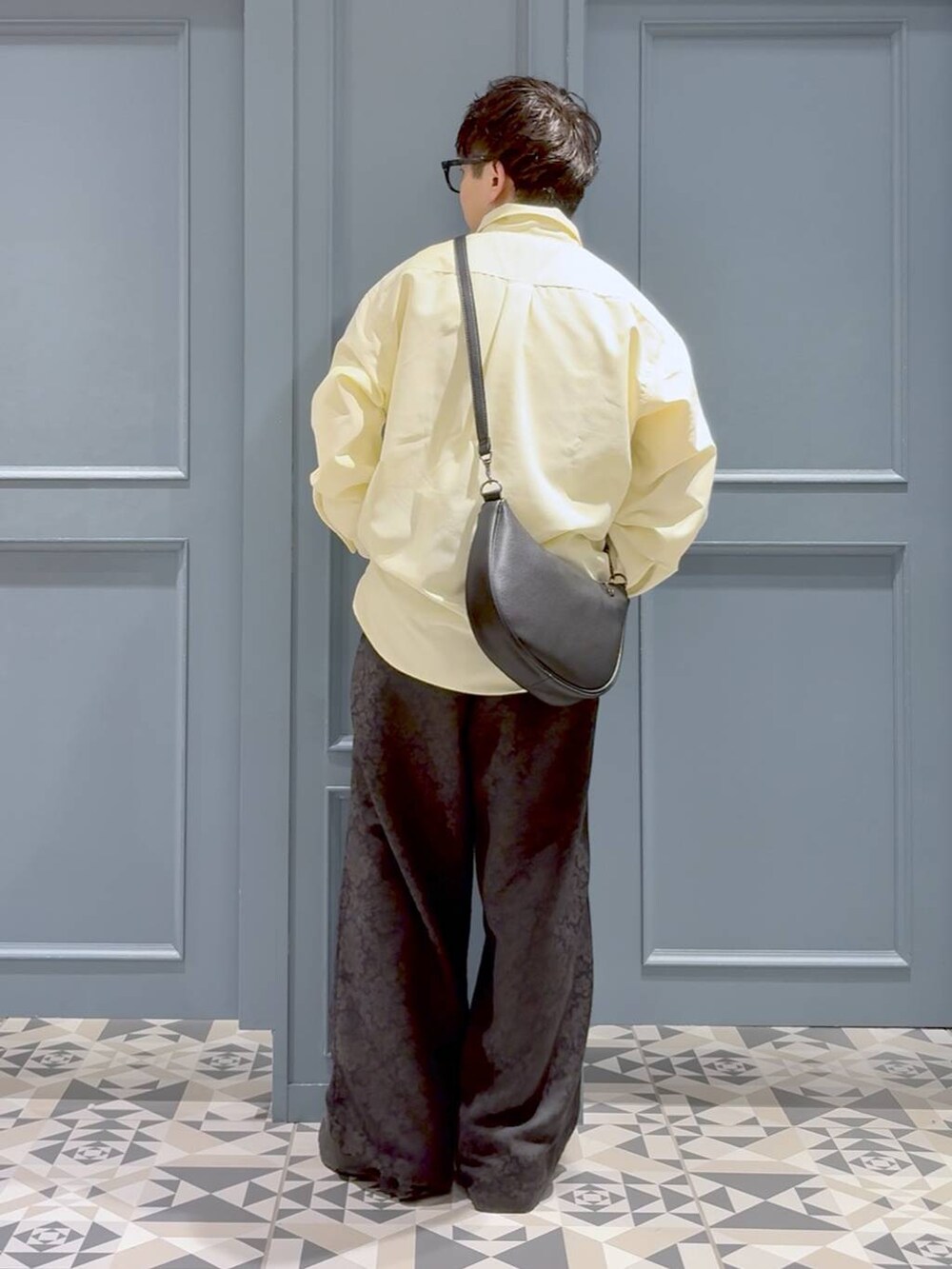 ブラック系のショルダーバッグ、イエロー系のシャツ/ブラウス、その他のスラックスを着用したメンズの冬コーディネートの3枚目の写真