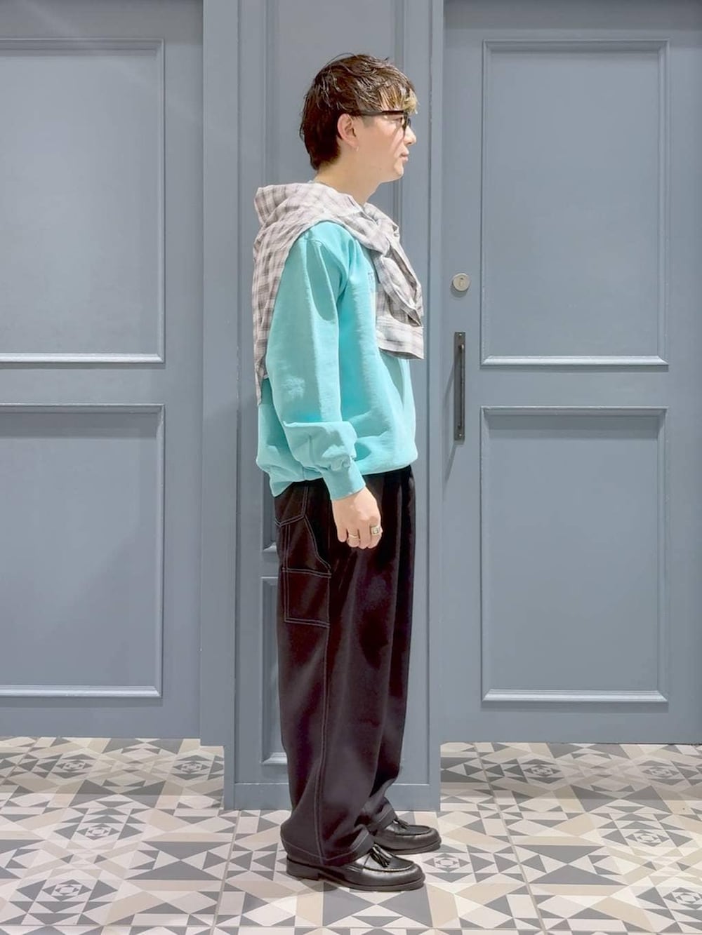 ブラック系のスラックス、ブラック系のローファー、ブラック系のシャツ/ブラウスを着用したメンズの冬コーディネートの2枚目の写真