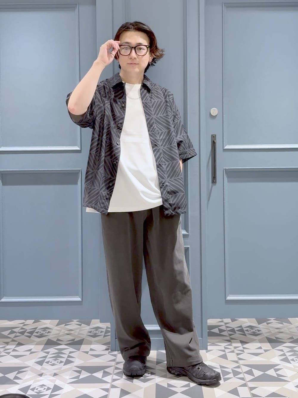 ブラック系のスニーカー、ブラック系のシャツ/ブラウス、グレー系のスウェットパンツを着用したメンズの夏コーディネートの4枚目の写真
