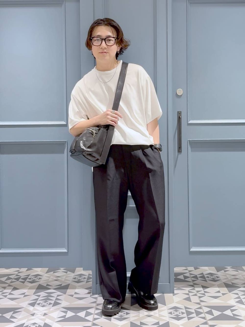 「ゆったり、カジュアル、低身長、休日コーデ、デート/ロマンティック、骨格ストレート、ミリタリー、トラッド、スポーティ、ストリート、RAGEBLUE、Tシャツ、ワイドパンツ、夏コーデ、バッグ」｜「RAGEBLUEのステンレスアソートチェーンネックレス（ネックレス、その他）」を使った、はいねさん（メンズ・165cm）の夏コーディネートの4枚目の写真
