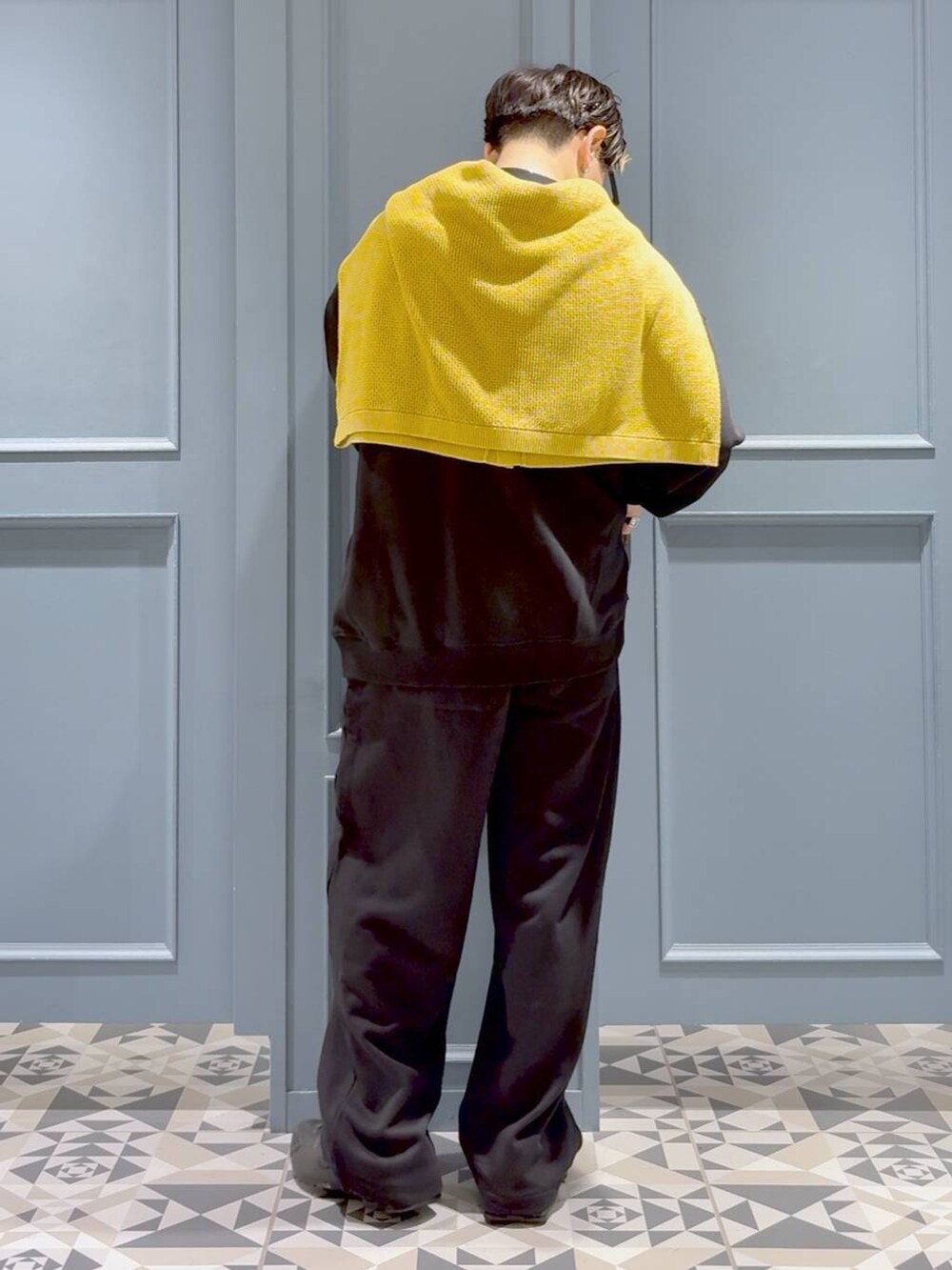 イエロー系のカーディガン/ボレロ、ブラック系のスウェットパンツを着用したメンズの秋コーディネートの3枚目の写真