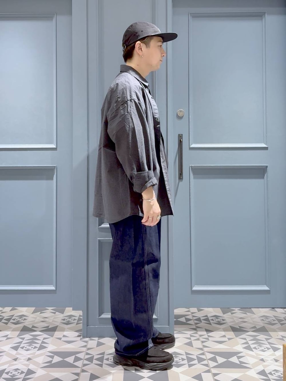 ブラック系のローファー、ブルー系のデニムパンツ、ブラック系のシャツ/ブラウスを着用したメンズの秋コーディネートの2枚目の写真