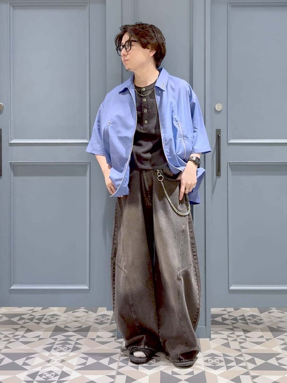 ブラック系のデニムパンツ、ブルー系のシャツ/ブラウス、ブラック系のTシャツ/カットソーを着用したメンズの夏コーディネートの4枚目の写真
