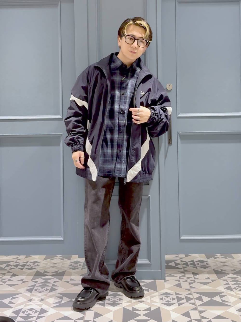 ブルー系のシャツ/ブラウス、ブラック系のデニムパンツ、ブラック系のドレスシューズを着用したメンズの秋コーディネートの4枚目の写真