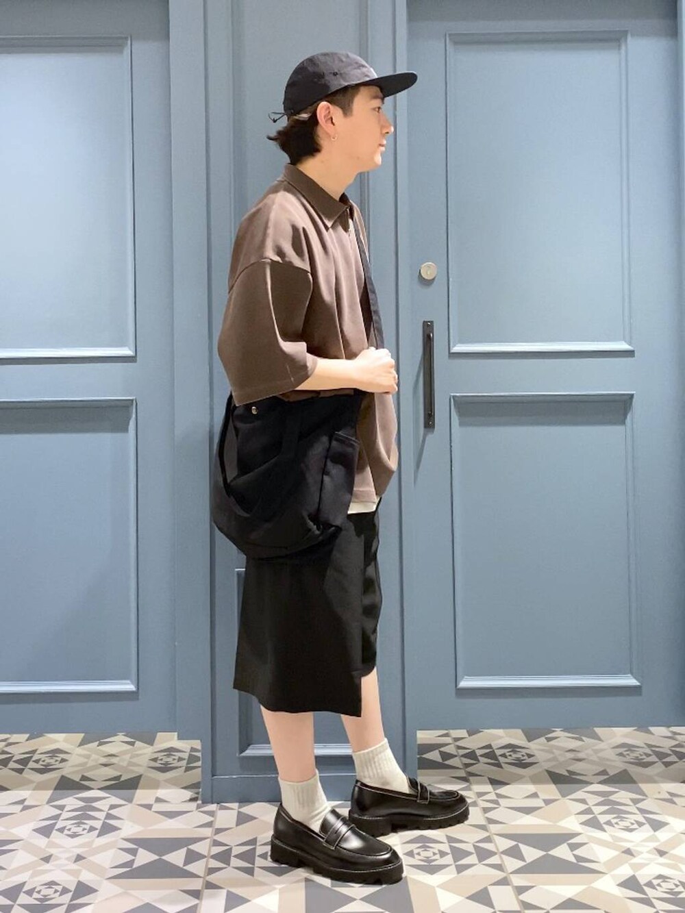 ブラック系のドレスシューズ、ブラック系のスラックス、ホワイト系のタンクトップを着用したメンズの夏コーディネートの2枚目の写真