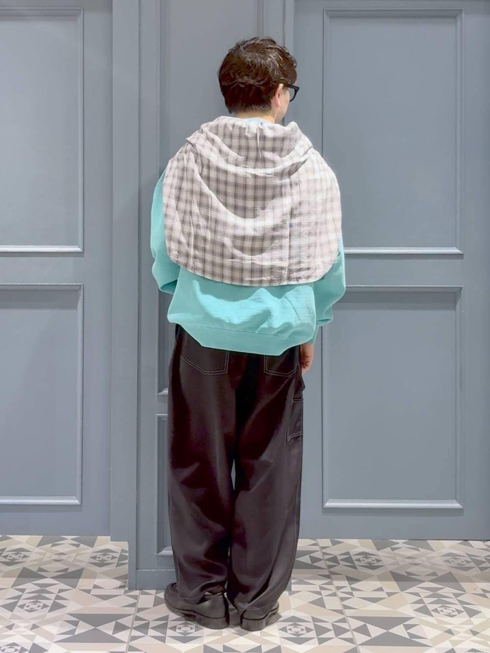 ブラック系のスラックス、ブラック系のローファー、ブラック系のシャツ/ブラウスを着用したメンズの冬コーディネートの3枚目の写真