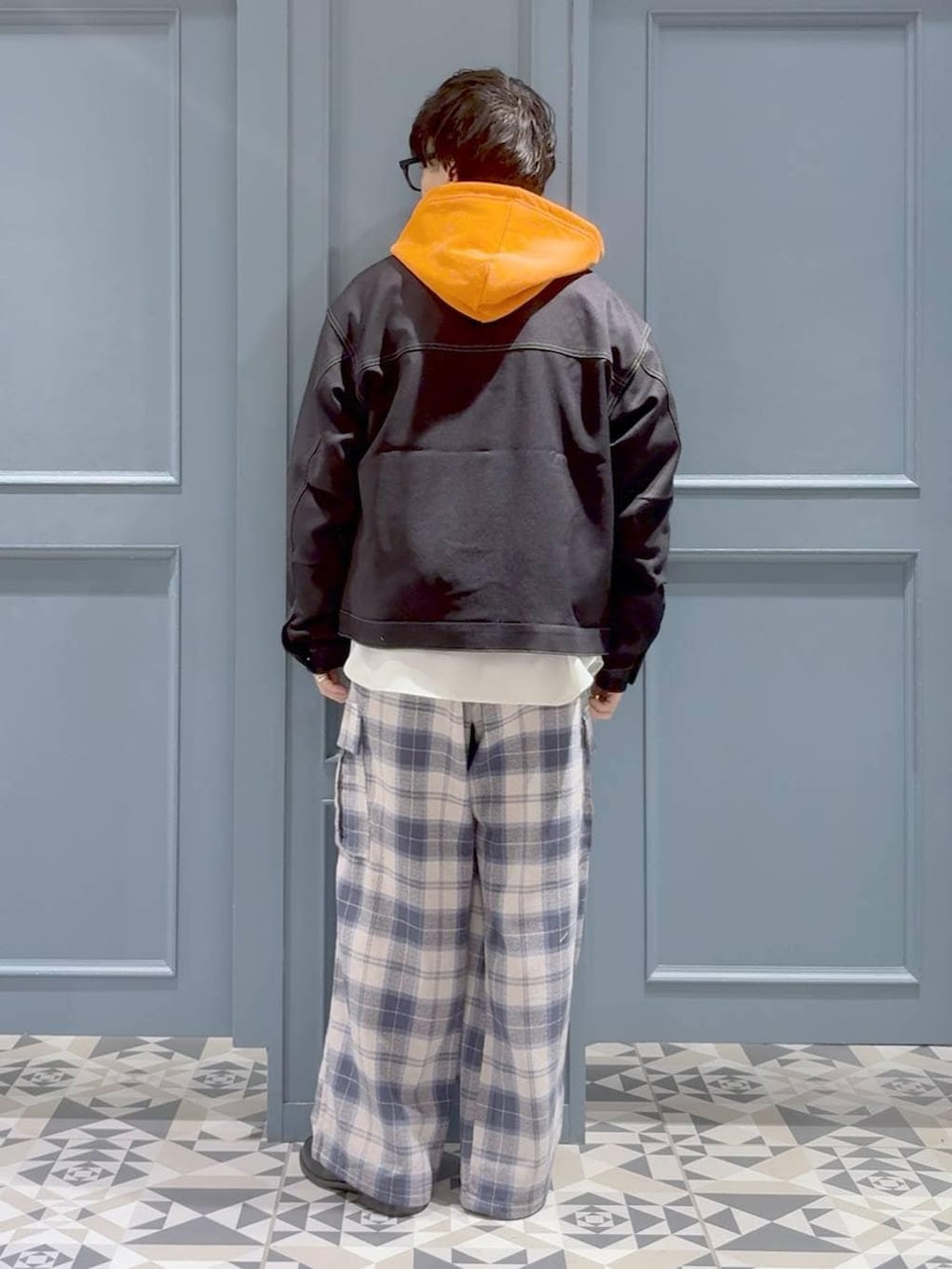 ホワイト系のシャツ/ブラウス、ブラック系のブルゾン、ブルー系のカーゴパンツを着用したメンズの冬コーディネートの3枚目の写真