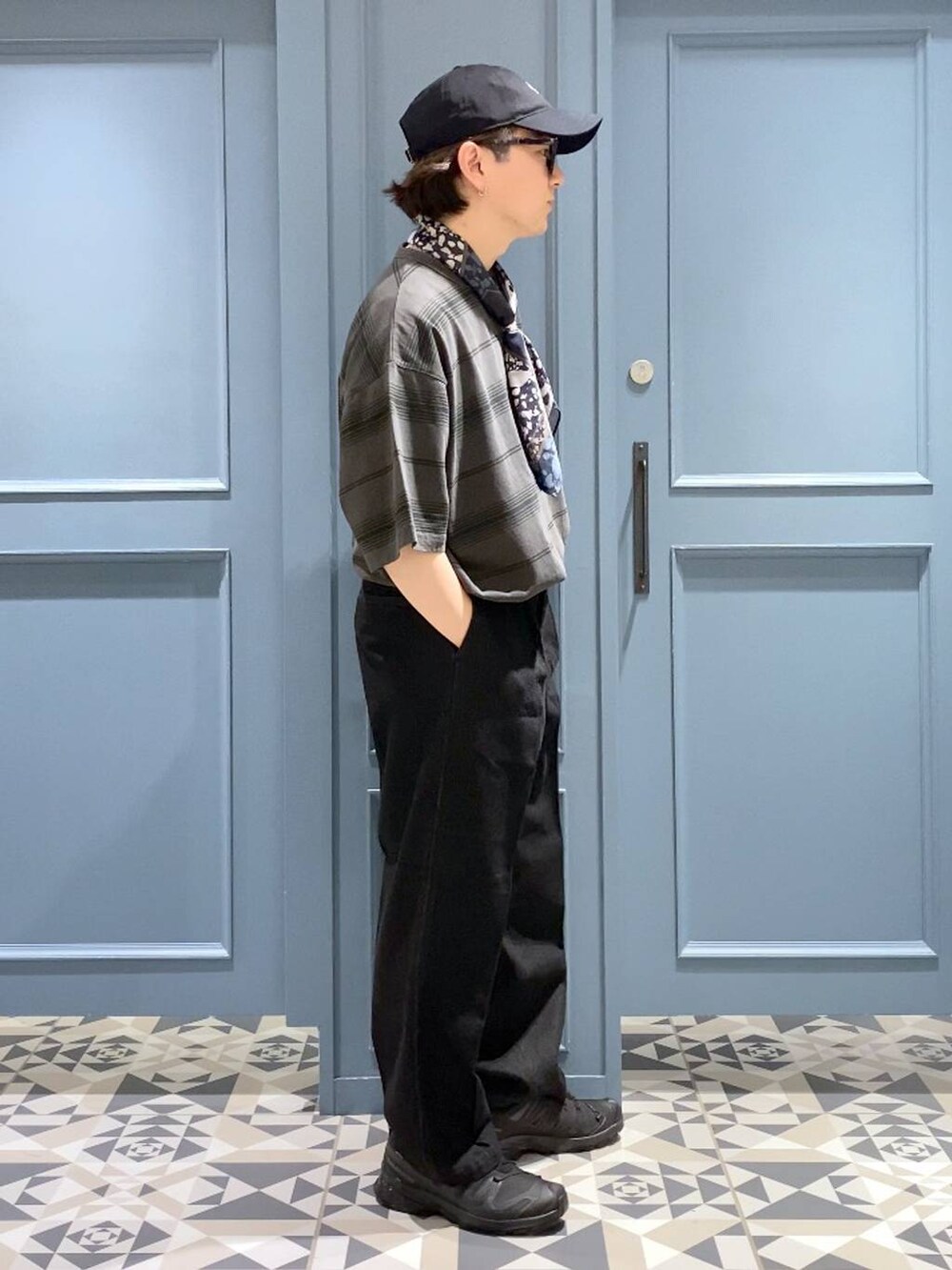 ブラック系のスニーカー、ブラック系のデニムパンツ、グレー系のTシャツ/カットソーを着用したメンズの夏コーディネートの2枚目の写真