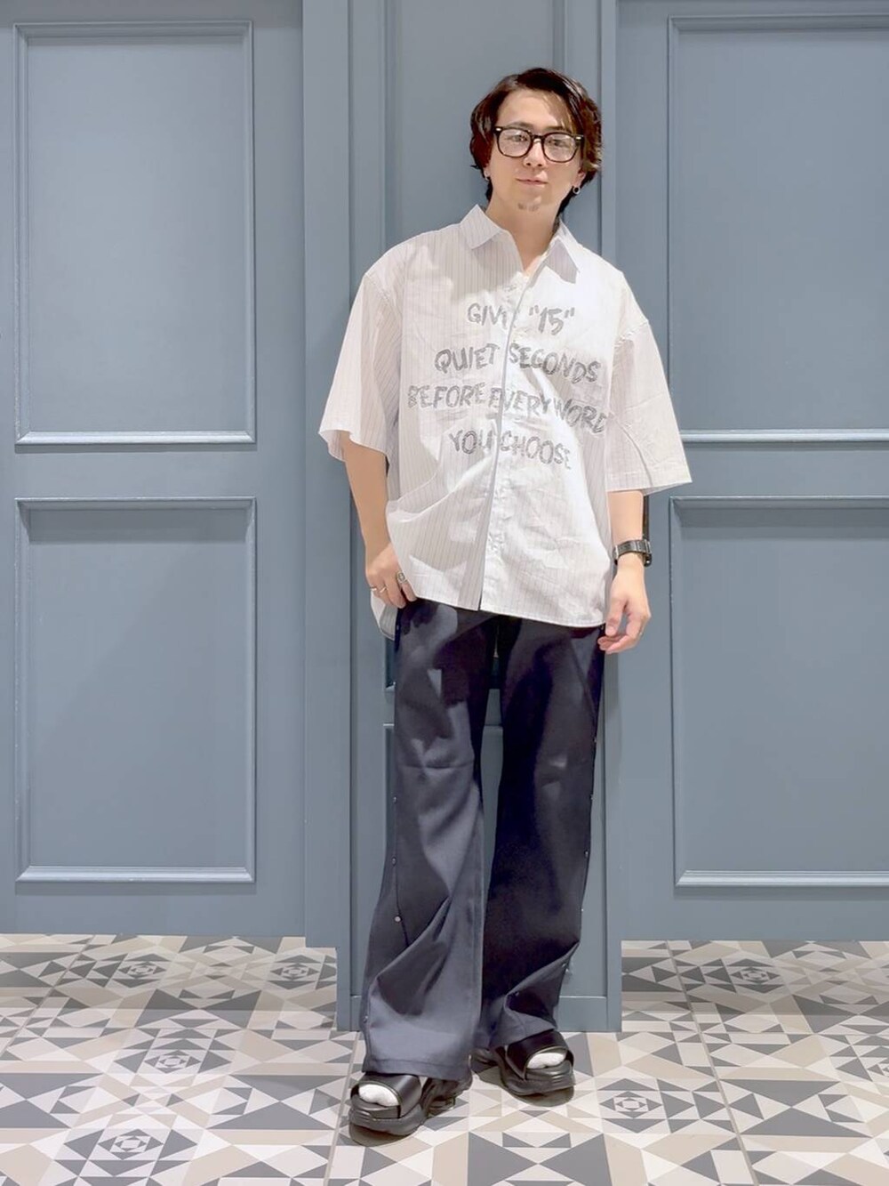 その他のシャツ/ブラウス、ブラック系のサンダル、ブルー系のスラックスを着用したメンズの夏コーディネートの4枚目の写真