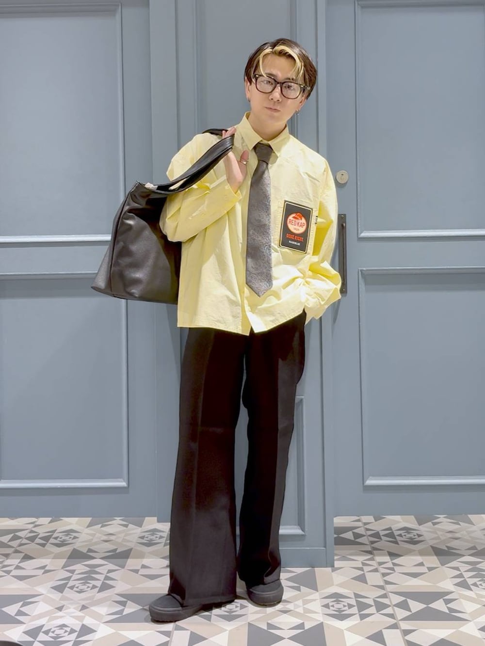 その他のネクタイ、ブラック系のスラックス、ブラック系のスニーカーを着用したメンズの秋コーディネートの4枚目の写真