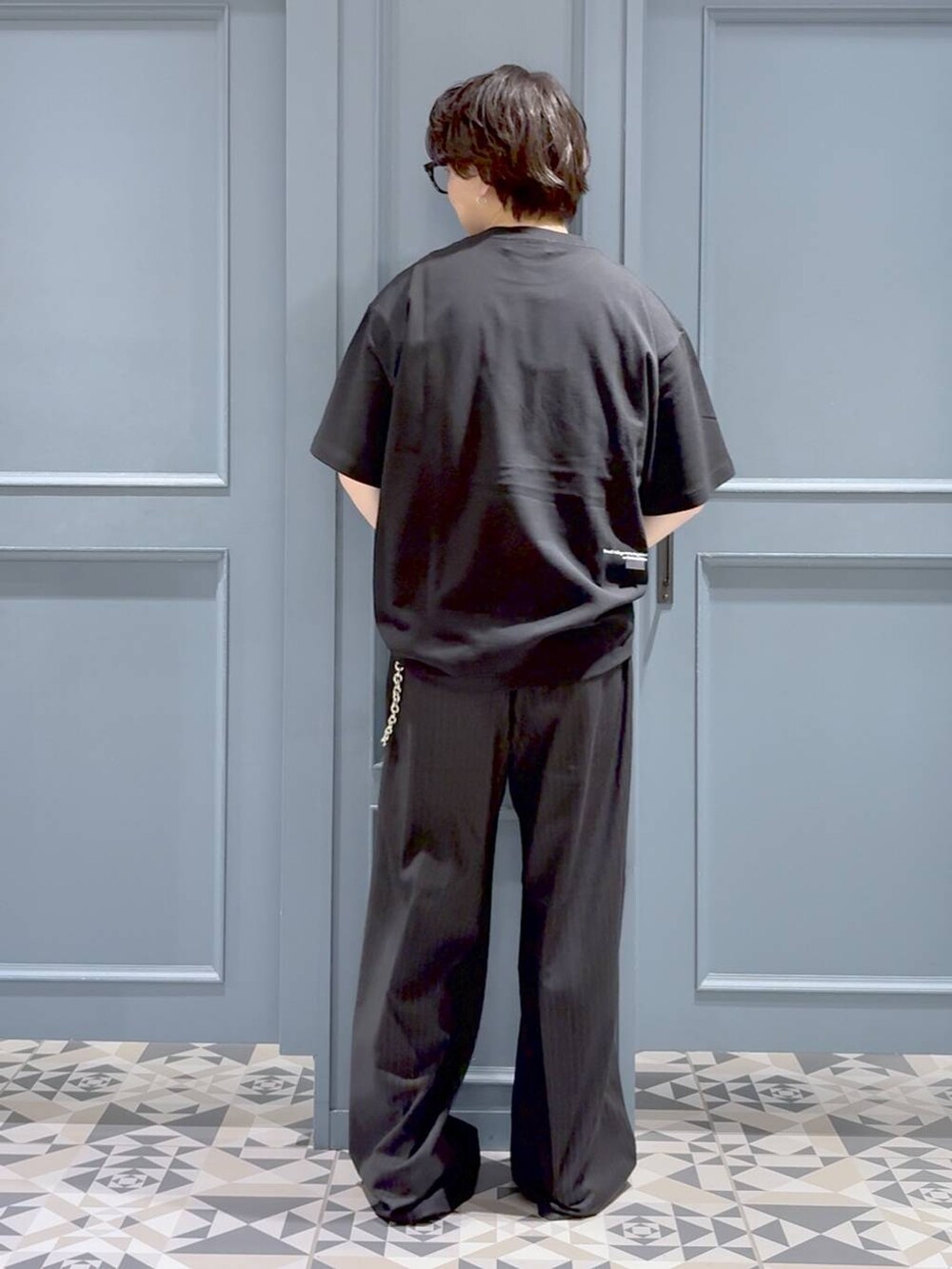 ブラック系のスラックス、ブラック系のTシャツ/カットソー、その他のネックレスを着用したメンズの夏コーディネートの3枚目の写真