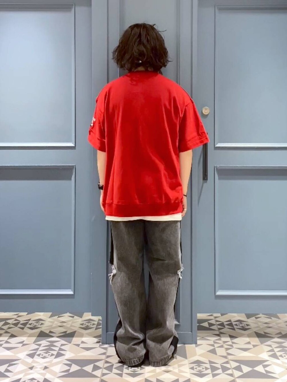 ホワイト系のタンクトップ、レッド系のTシャツ/カットソー、ブラック系のデニムパンツを着用したメンズの春コーディネートの3枚目の写真