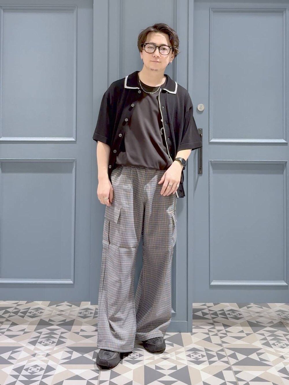 ブルー系のカーゴパンツ、ブラック系のTシャツ/カットソー、ブラック系のTシャツ/カットソーを着用したメンズの春コーディネートの4枚目の写真