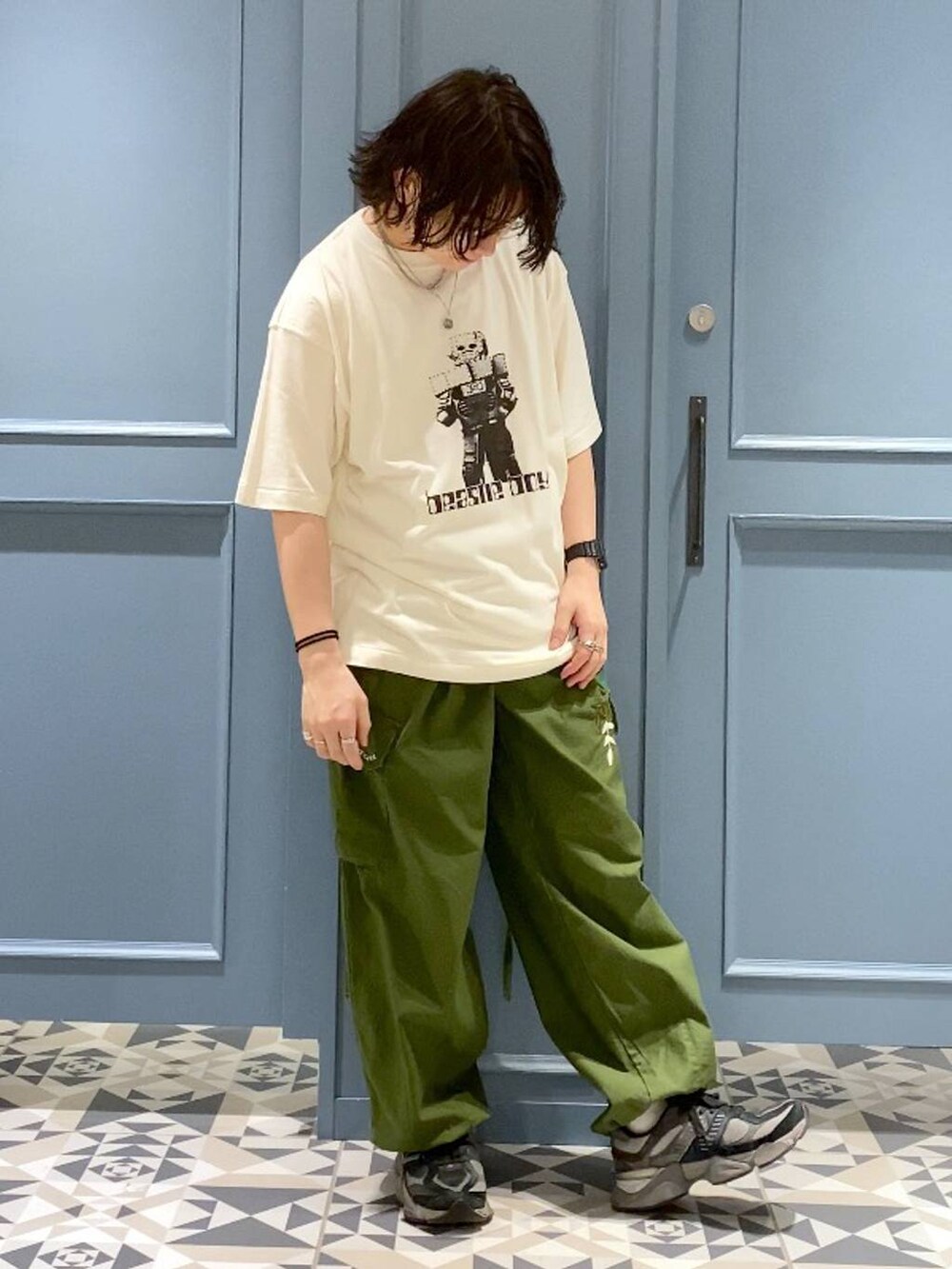 グリーン系のカーゴパンツ、ブラック系のTシャツ/カットソー、ホワイト系のネックレスを着用したメンズの春コーディネートの4枚目の写真