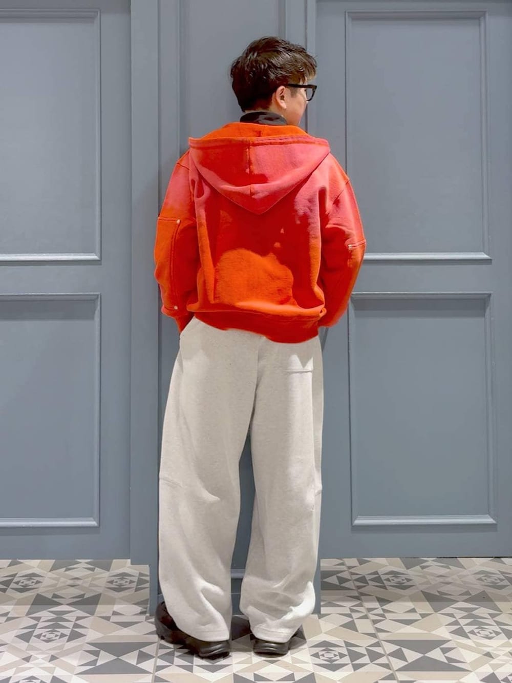 ブラック系のローファー、ブラック系のTシャツ/カットソー、グレー系のスウェットパンツを着用したメンズの冬コーディネートの3枚目の写真