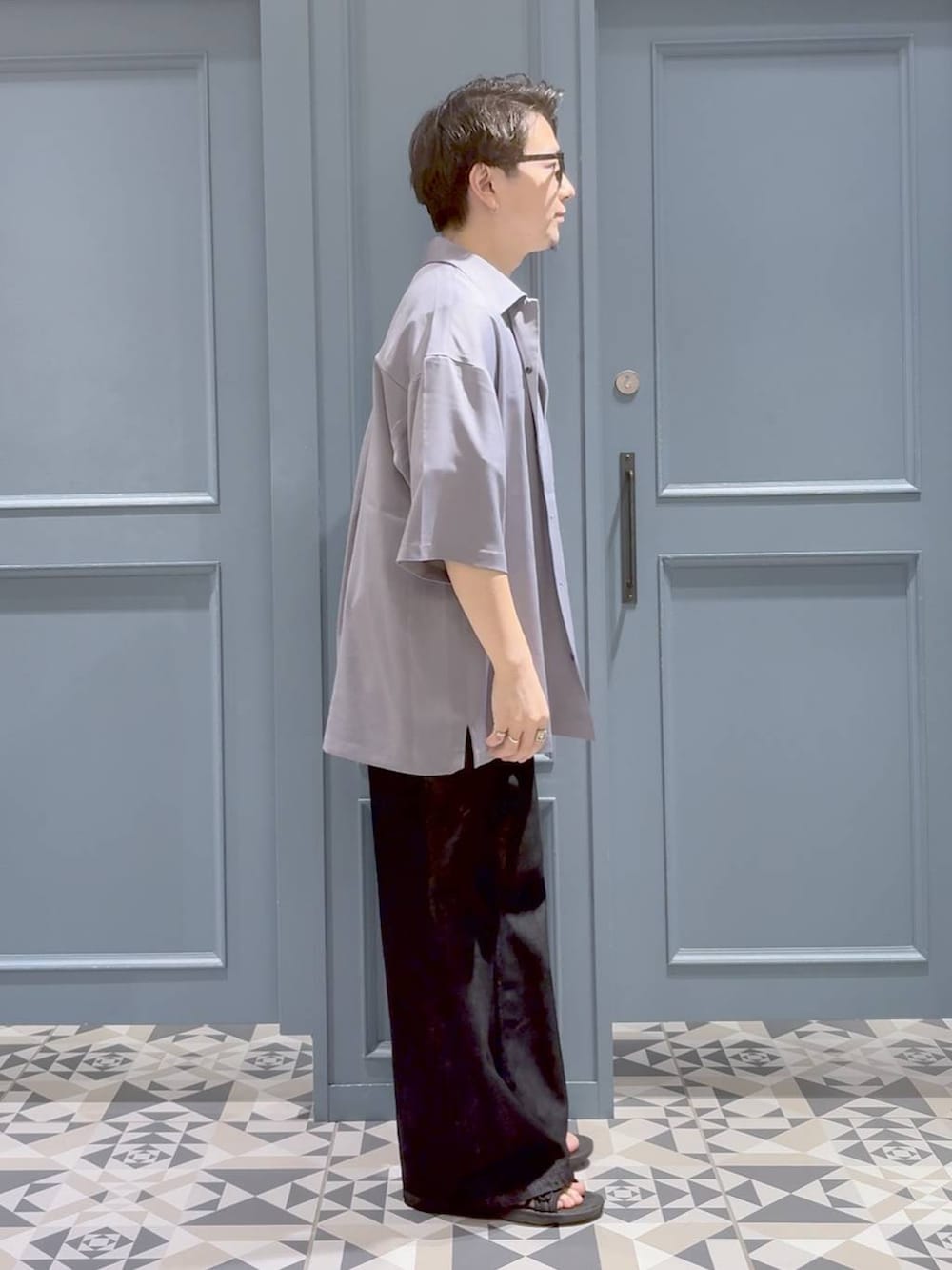 ホワイト系のTシャツ/カットソー、グレー系のシャツ/ブラウス、ブラック系のデニムパンツを着用したメンズの秋コーディネートの2枚目の写真