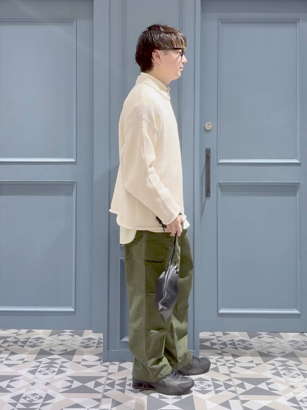 ブラック系のショルダーバッグ、グリーン系のカーゴパンツ、イエロー系のシャツ/ブラウスを着用したメンズの春コーディネートの2枚目の写真