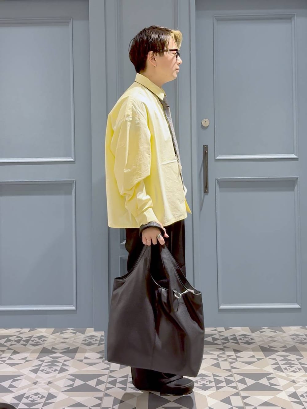 その他のネクタイ、ブラック系のスラックス、ブラック系のスニーカーを着用したメンズの秋コーディネートの2枚目の写真