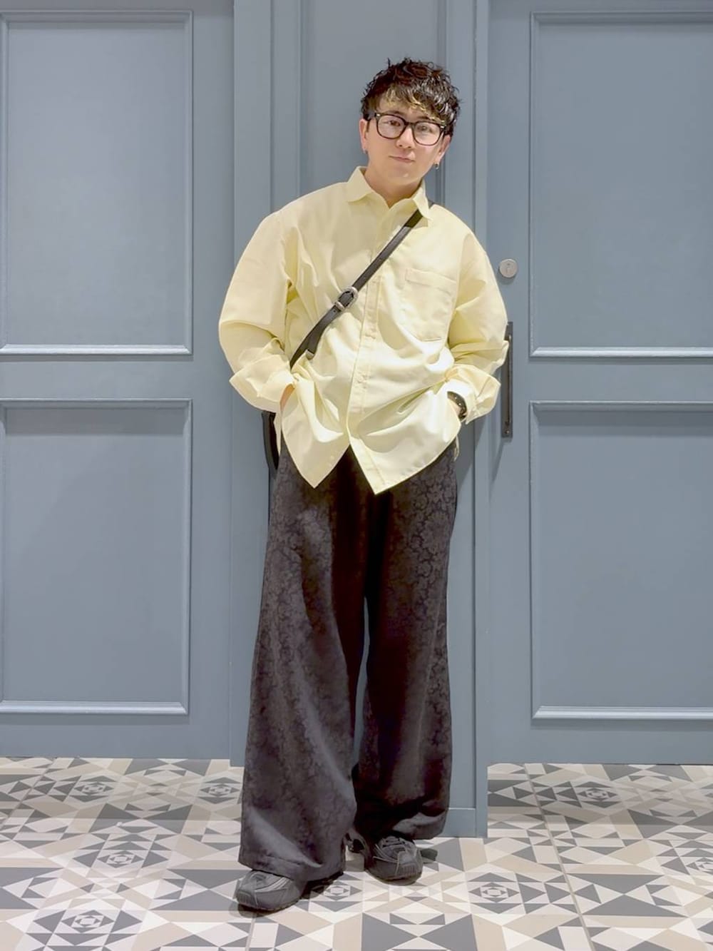 ブラック系のショルダーバッグ、イエロー系のシャツ/ブラウス、その他のスラックスを着用したメンズの冬コーディネートの4枚目の写真