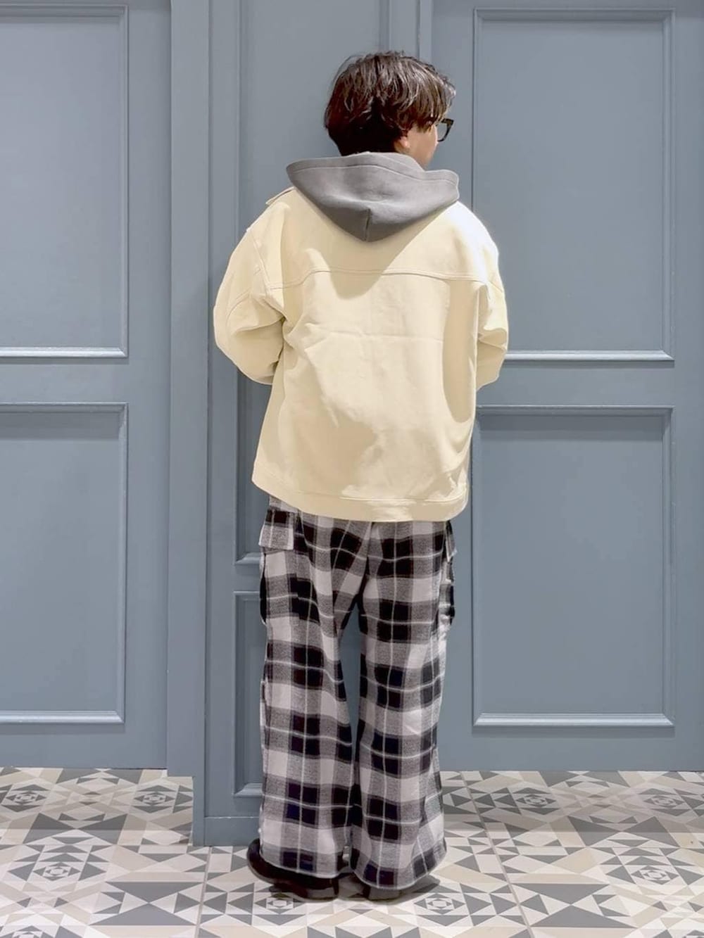 グレー系のシャツ/ブラウス、ホワイト系のブルゾン、グレー系のカーゴパンツを着用したメンズの春コーディネートの3枚目の写真