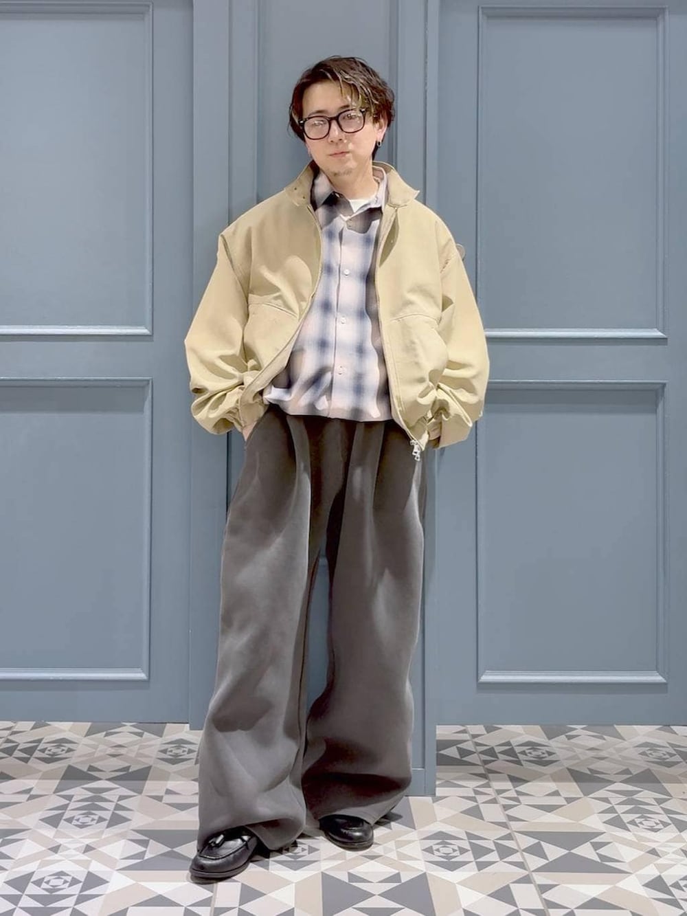 ピンク系のシャツ/ブラウス、ブラック系のローファー、ベージュ系のブルゾンを着用したメンズの春コーディネートの4枚目の写真