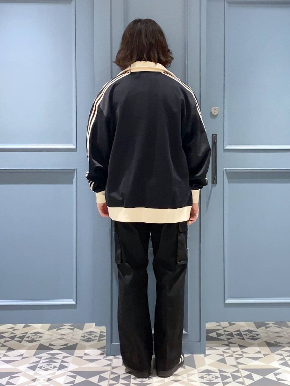 グレー系のTシャツ/カットソー、ブラック系のカーゴパンツ、ホワイト系のネックレスを着用したメンズの春コーディネートの3枚目の写真