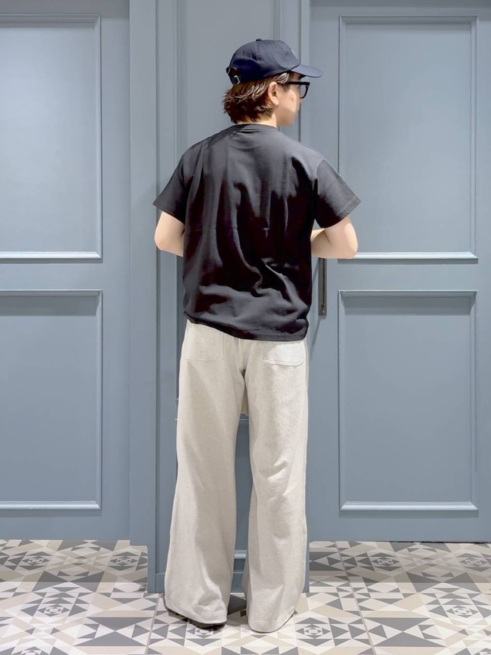 ブラック系のスニーカー、ブラック系のTシャツ/カットソー、グレー系のスウェットパンツを着用したメンズの夏コーディネートの3枚目の写真