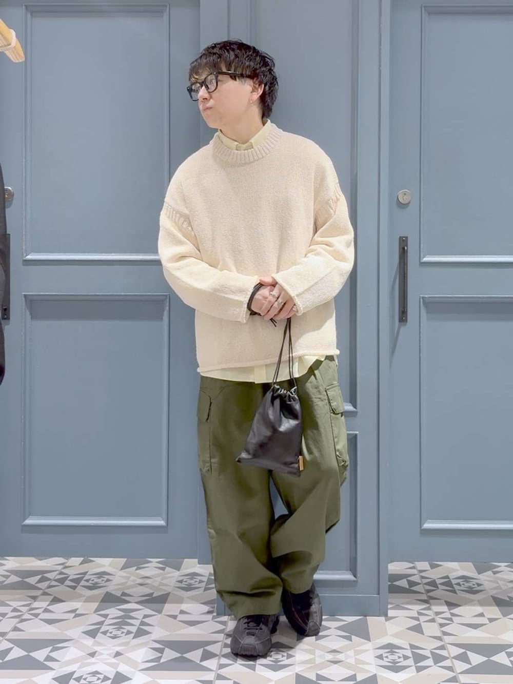 ブラック系のショルダーバッグ、グリーン系のカーゴパンツ、イエロー系のシャツ/ブラウスを着用したメンズの春コーディネートの4枚目の写真