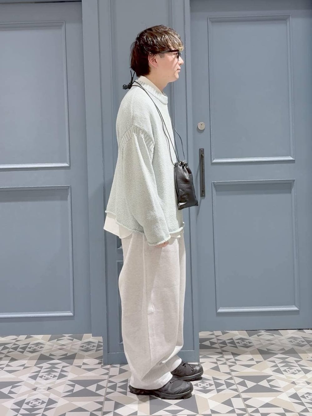 ホワイト系のシャツ/ブラウス、ブラック系のスニーカー、ブラック系のショルダーバッグを着用したメンズの冬コーディネートの2枚目の写真