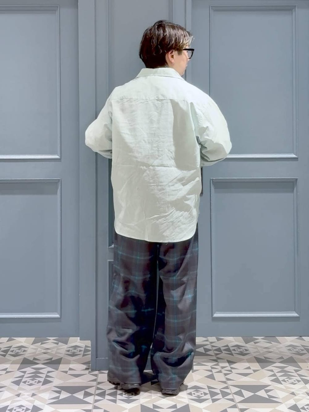 ブラック系のスニーカー、その他のスウェット、グリーン系のシャツ/ブラウスを着用したメンズの春コーディネートの3枚目の写真