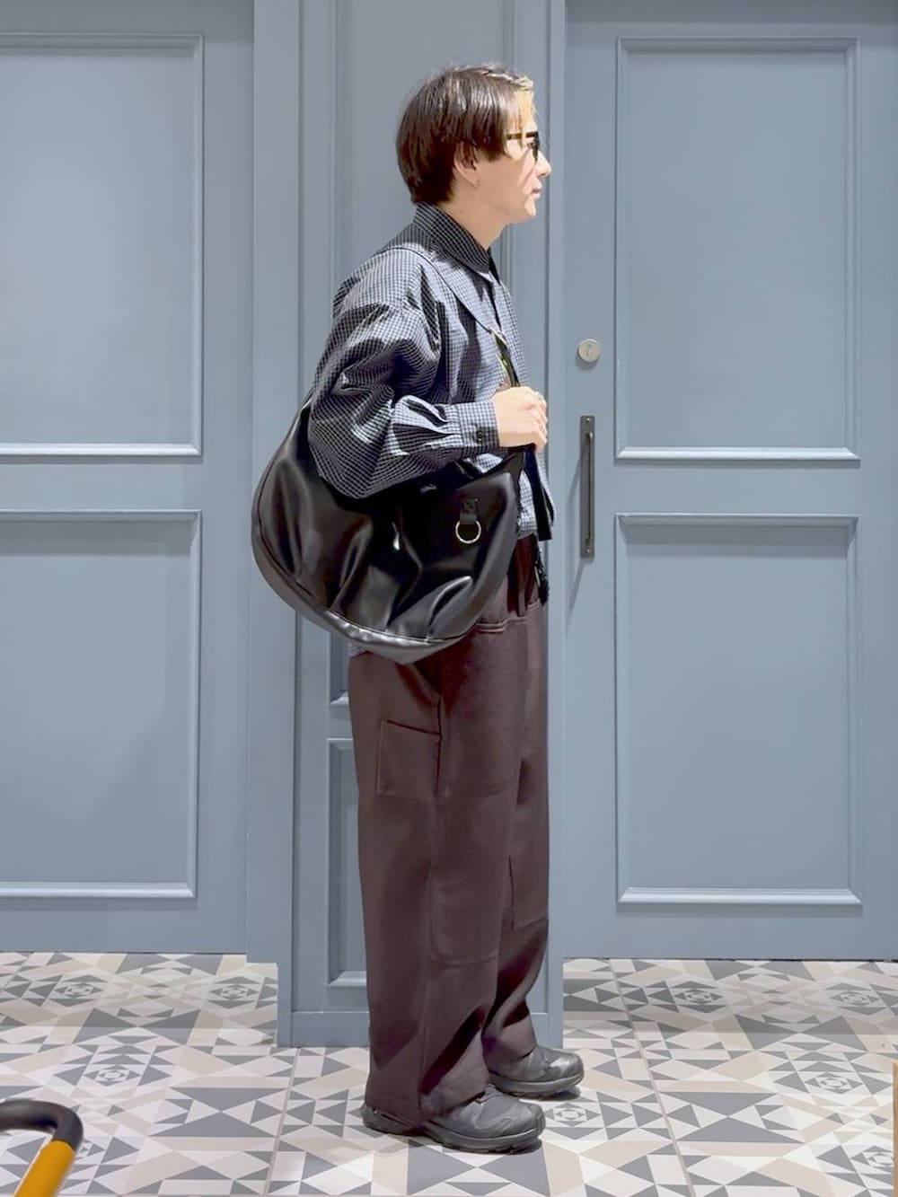 ブラック系のスニーカー、その他のショルダーバッグ、ブラウン系のスラックスを着用したメンズの秋コーディネートの2枚目の写真