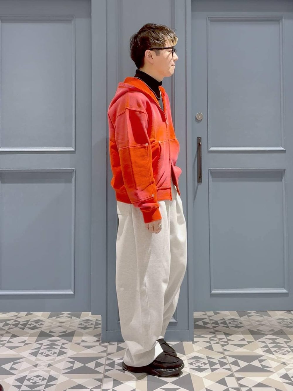 ブラック系のローファー、ブラック系のTシャツ/カットソー、グレー系のスウェットパンツを着用したメンズの冬コーディネートの2枚目の写真