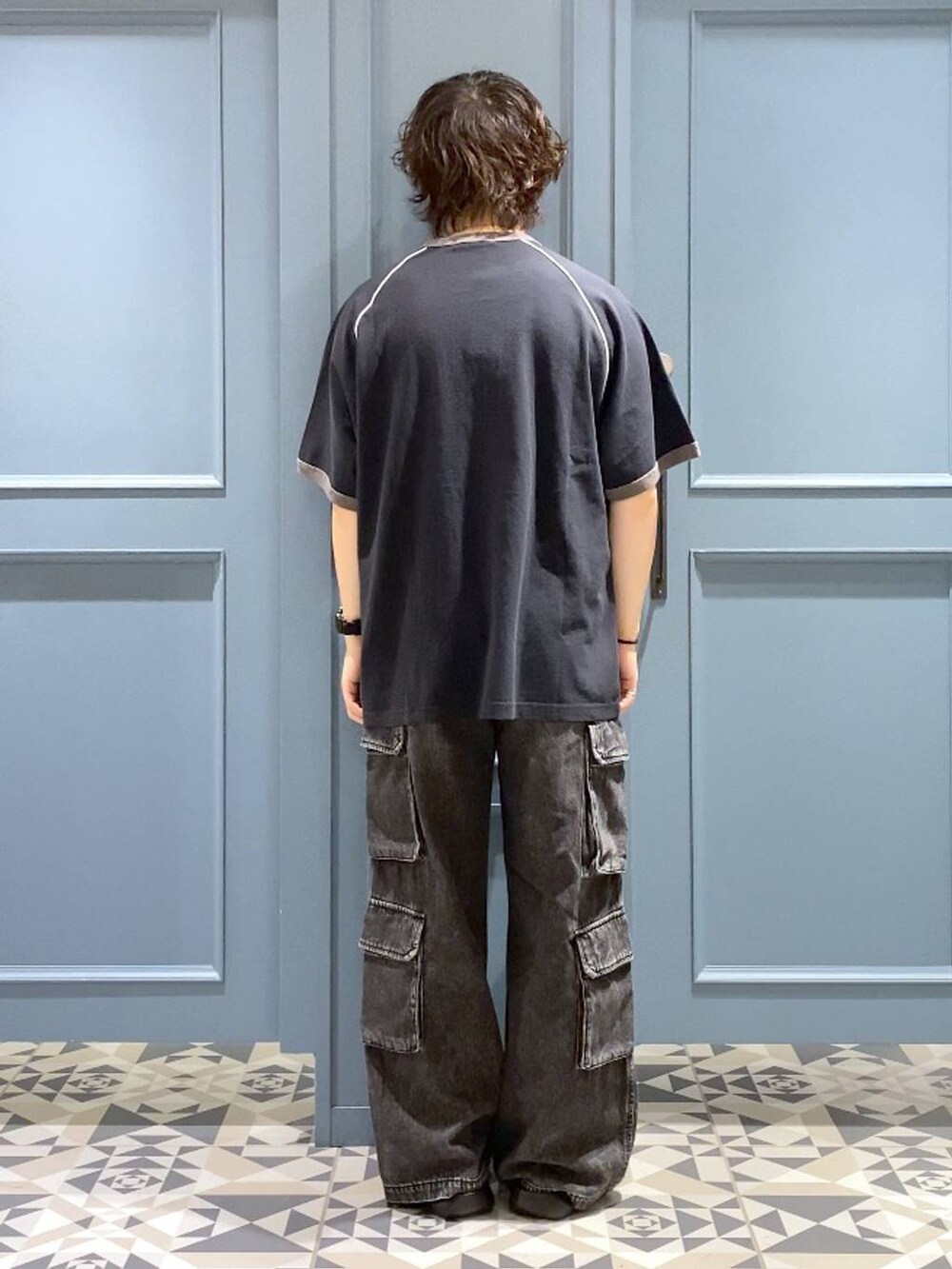 ブラック系のサンダル、ブラック系のデニムパンツ、ブラック系のTシャツ/カットソーを着用したメンズの夏コーディネートの4枚目の写真