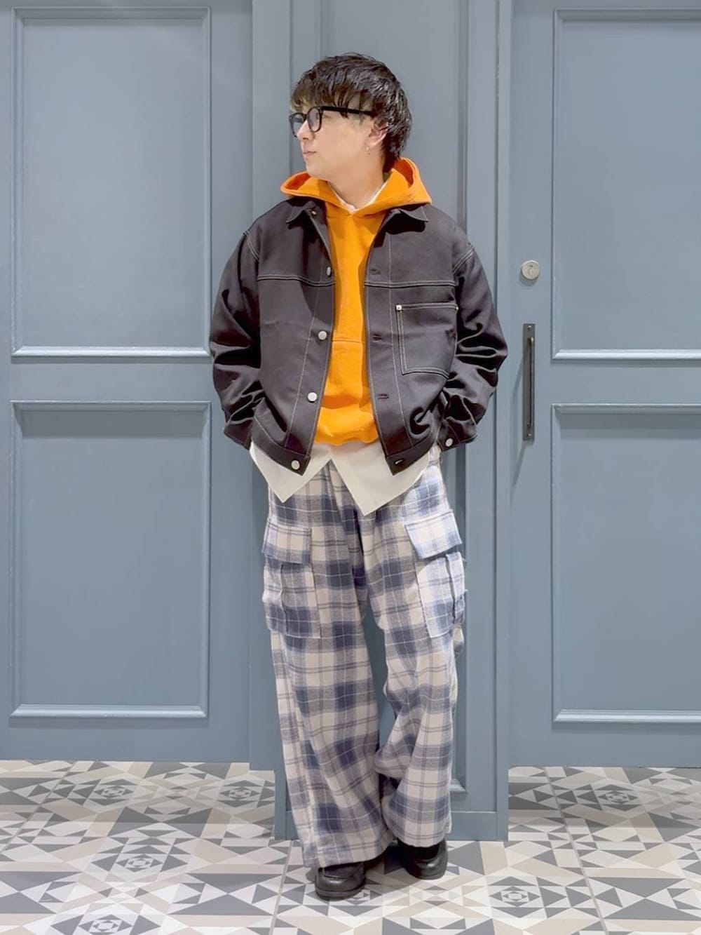 ホワイト系のシャツ/ブラウス、ブラック系のブルゾン、ブルー系のカーゴパンツを着用したメンズの冬コーディネートの4枚目の写真