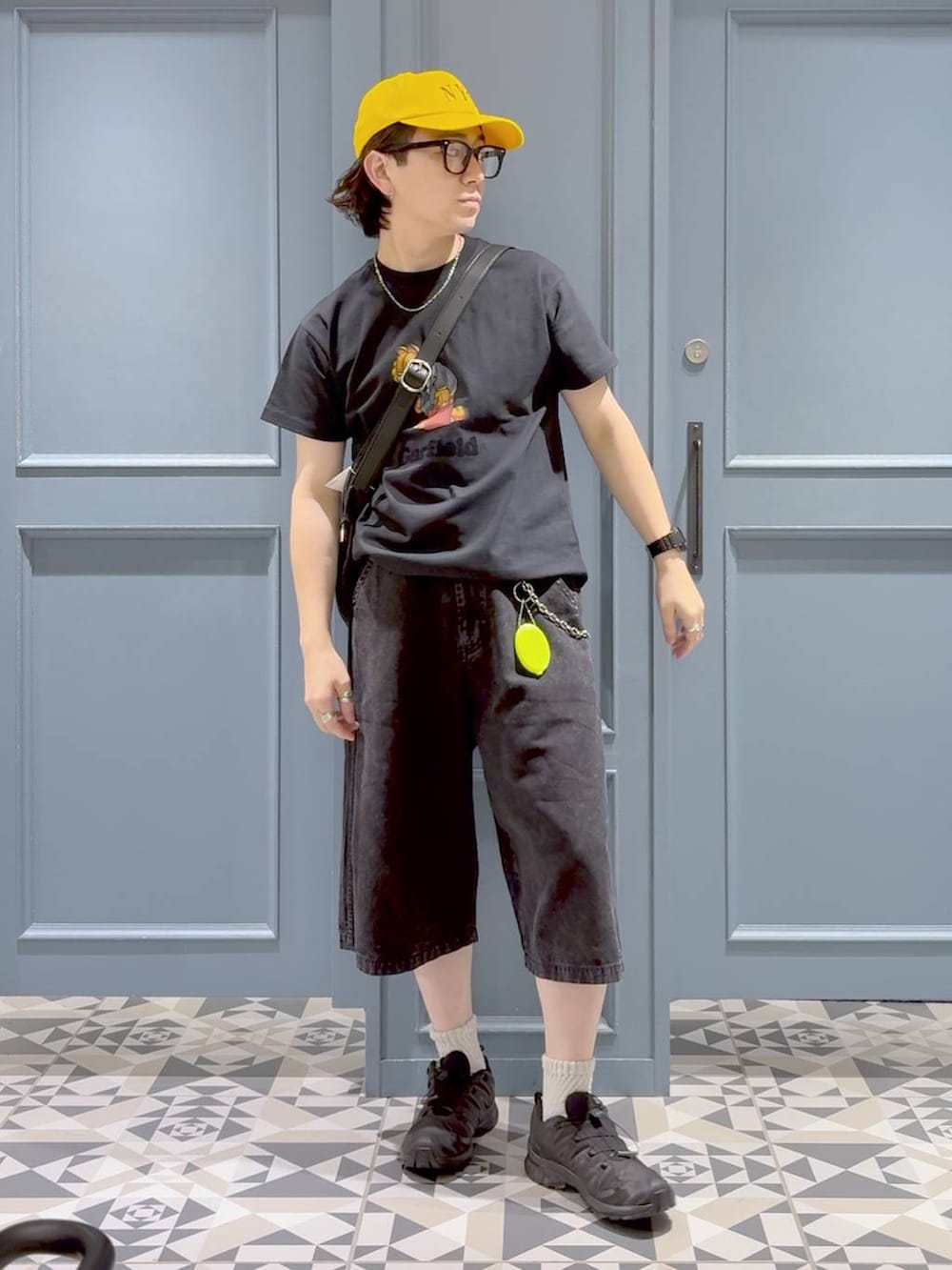 ブラック系のスニーカー、ブラック系のTシャツ/カットソー、ブラック系のその他パンツを着用したメンズの夏コーディネートの4枚目の写真