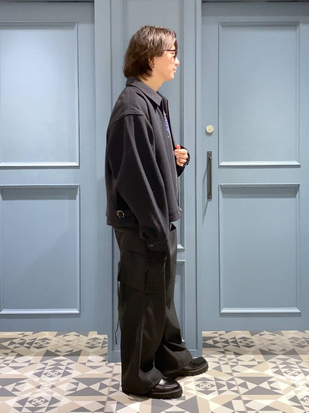 ブラック系のブルゾン、ブラック系のドレスシューズ、ブラック系のスウェットを着用したメンズの冬コーディネートの2枚目の写真