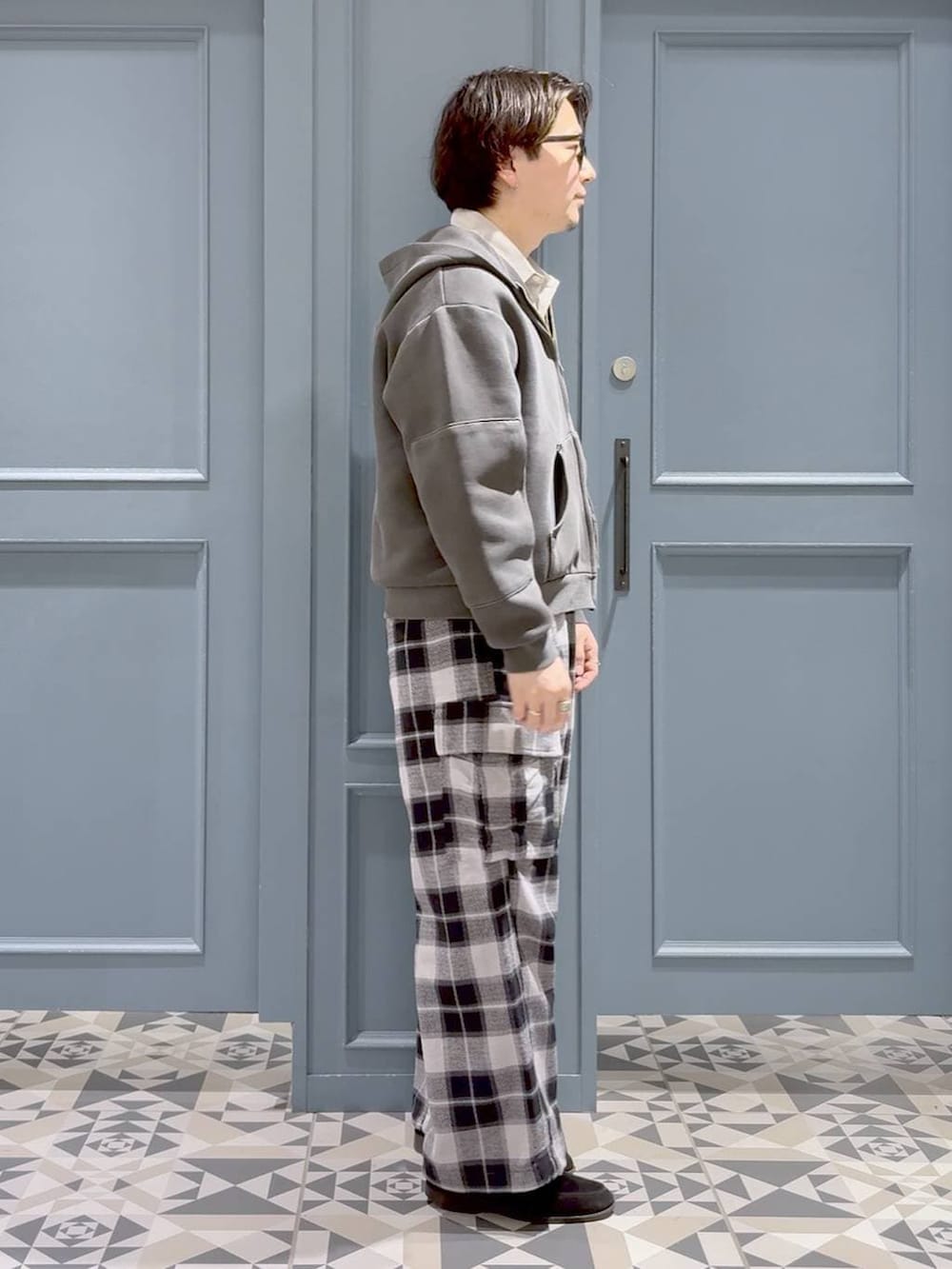 グレー系のシャツ/ブラウス、グレー系のカーゴパンツ、その他のパーカーを着用したメンズの春コーディネートの2枚目の写真