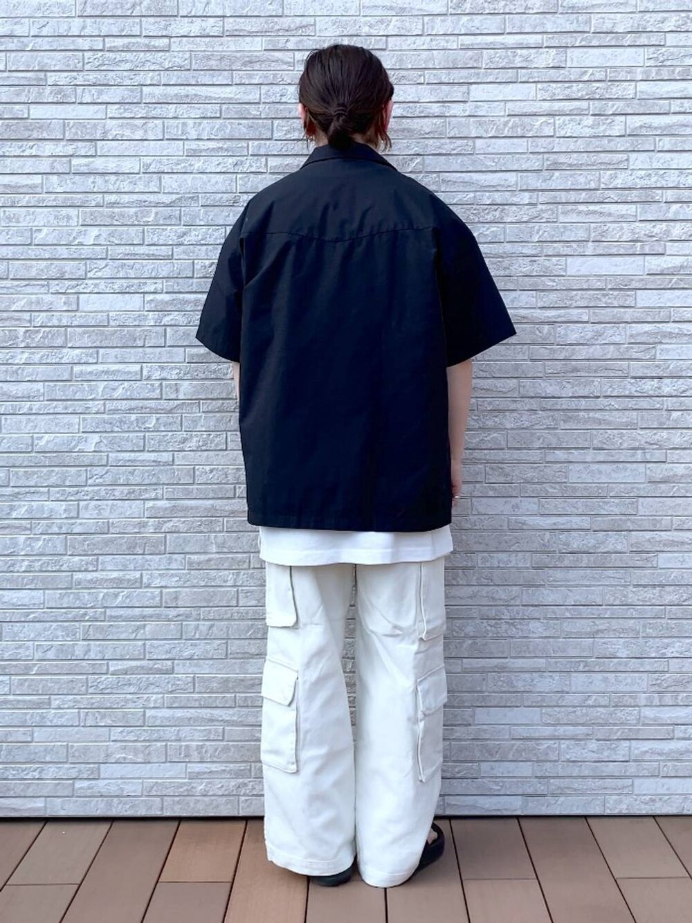 ブラック系のシャツ/ブラウス、ホワイト系のタンクトップ、ホワイト系のデニムパンツを着用したメンズの夏コーディネートの3枚目の写真