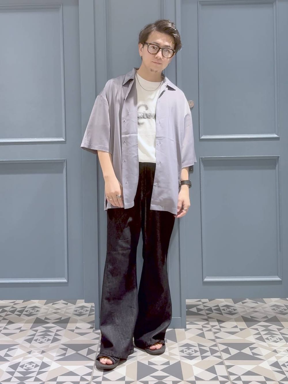 ホワイト系のTシャツ/カットソー、グレー系のシャツ/ブラウス、ブラック系のデニムパンツを着用したメンズの秋コーディネートの4枚目の写真