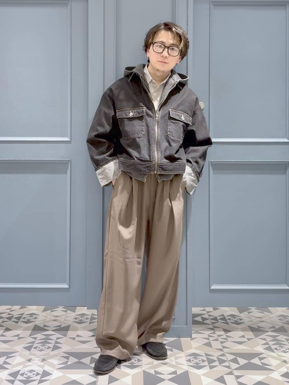 グレー系のシャツ/ブラウス、ブラック系のデニムジャケット、その他のパーカーを着用したメンズの春コーディネートの4枚目の写真