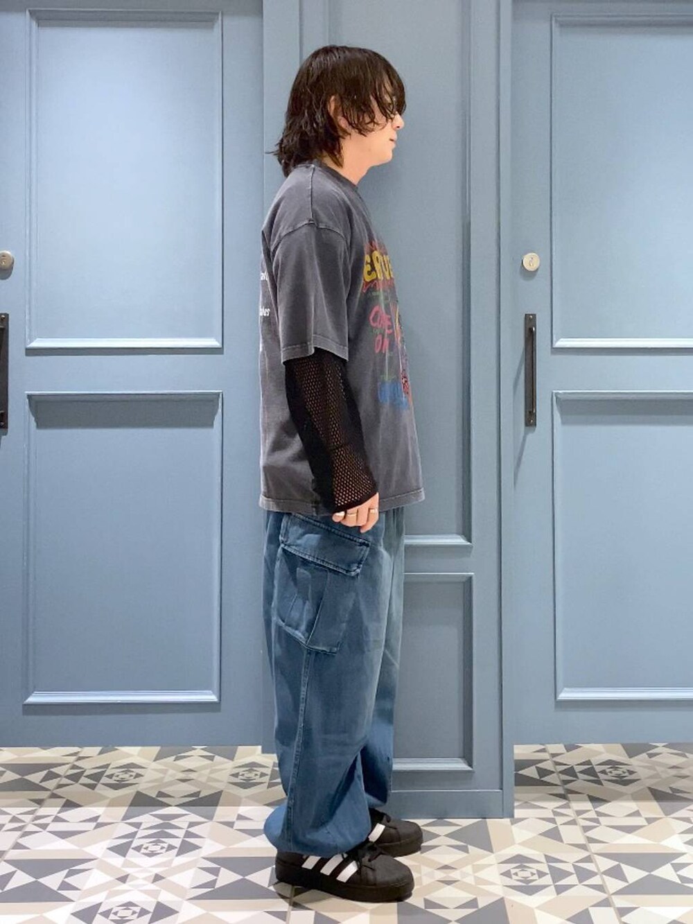 ブラック系のTシャツ/カットソー、ブルー系のカーゴパンツ、ブラック系のTシャツ/カットソーを着用したメンズの春コーディネートの2枚目の写真