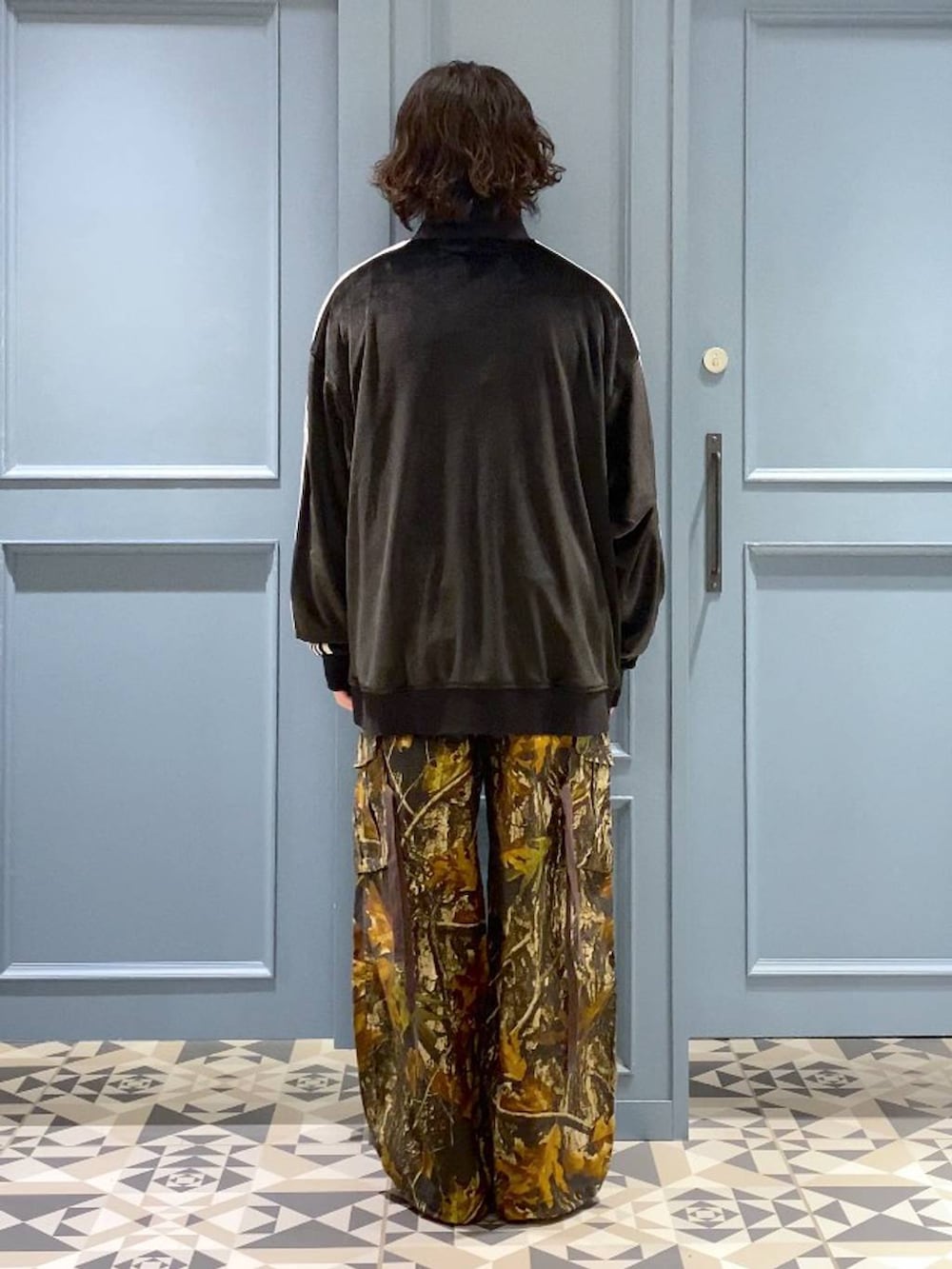 ブラック系のブルゾン、ブラウン系のカーゴパンツを着用したメンズの冬コーディネートの3枚目の写真