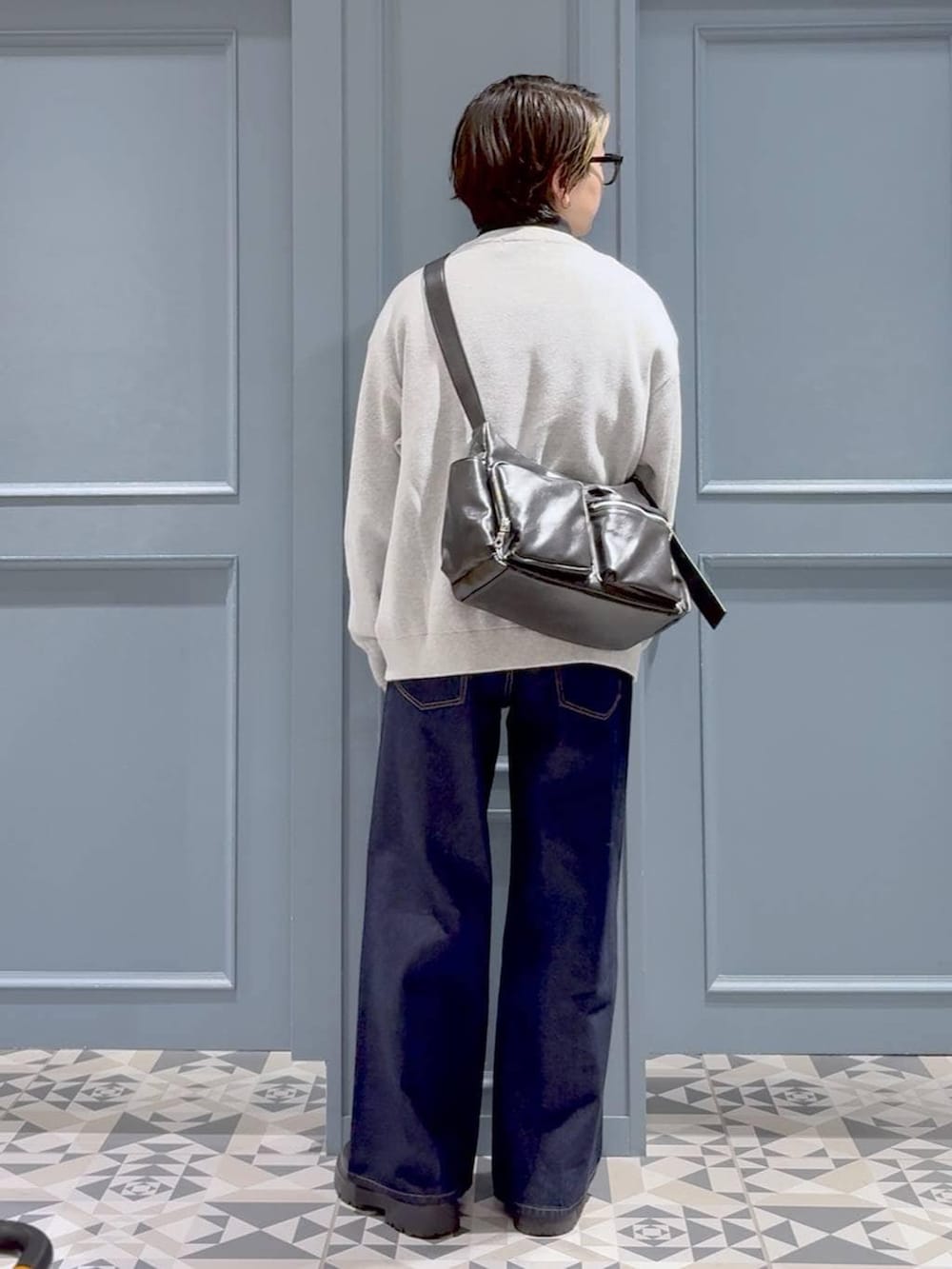 その他のショルダーバッグ、ブルー系のデニムパンツ、ブラック系のTシャツ/カットソーを着用したメンズの冬コーディネートの3枚目の写真