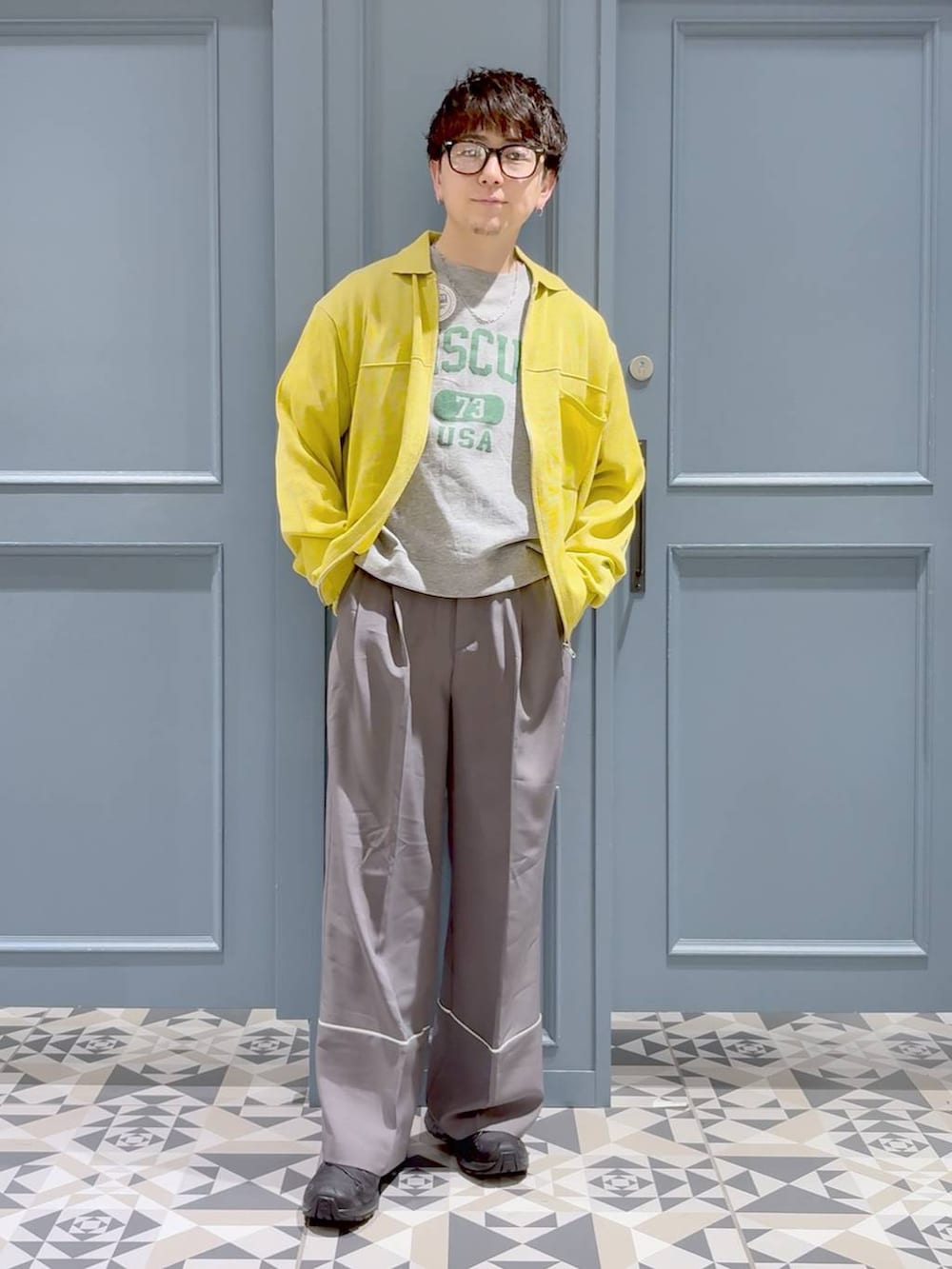 ブラック系のスニーカー、ホワイト系のTシャツ/カットソー、イエロー系のシャツ/ブラウスを着用したメンズの春コーディネートの4枚目の写真