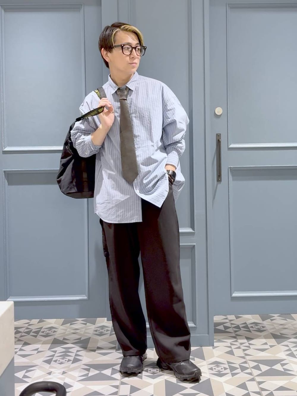「RAGEBLUE、ストライプシャツ、ゆったり、カジュアル、低身長、休日コーデ、デート/ロマンティック、骨格ストレート、ミリタリー、トラッド、スポーティ、ストリート、ネクタイ、ワイドパンツ、秋コーデ」｜「RAGEBLUEの【MADE IN JAPAN】ジャガード/柄アソートネクタイ（ネクタイ、その他）」を使った、はいねさん（メンズ・165cm）の夏コーディネートの4枚目の写真